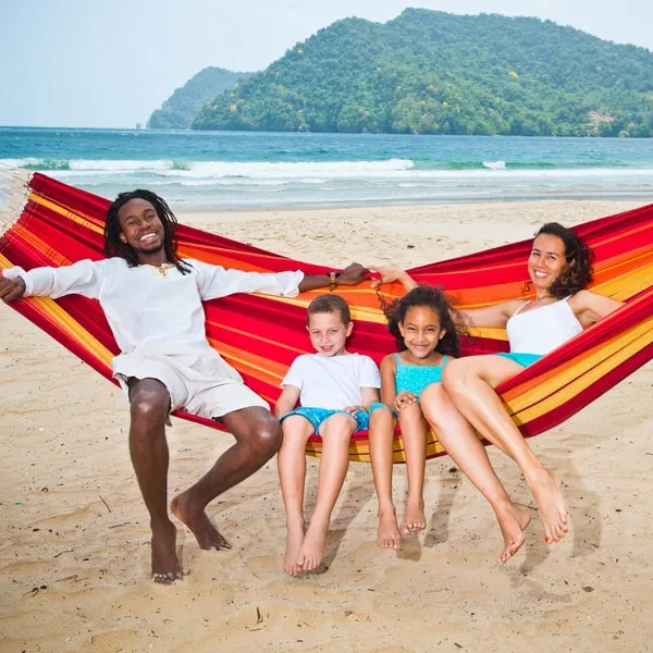rote Hängematte am Strand in Brasilien